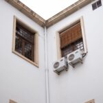Buée, odeurs, moisissures : les indices à examiner dans le logement