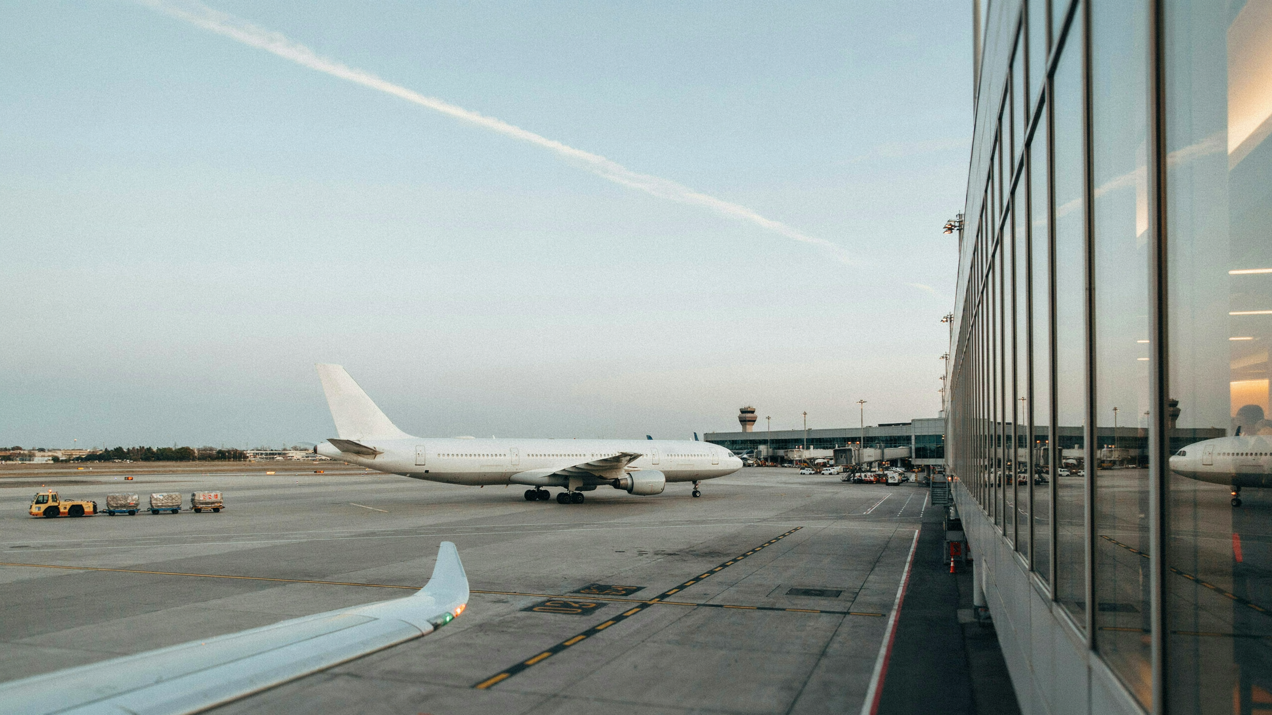 Illustration documentaire sur aéroport départ avion passagers terminal