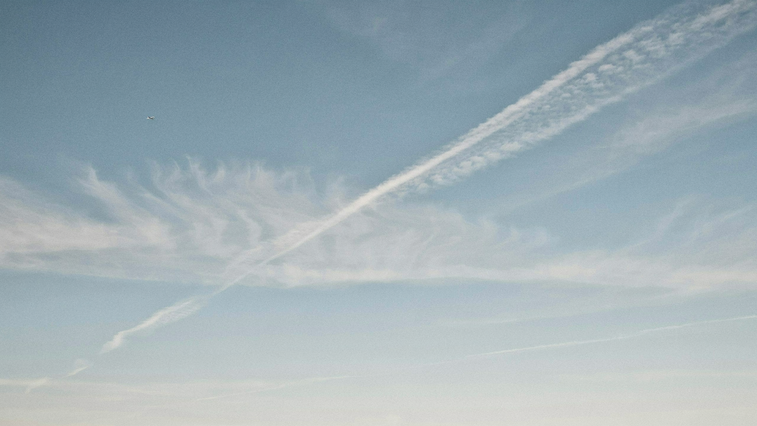 Illustration documentaire sur cirrus et traînées de condensation aériennes