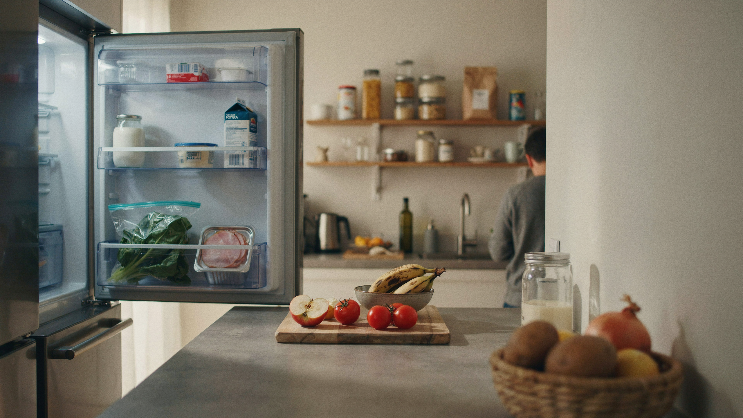 Illustration documentaire sur étiquettes DLC et DDM produits alimentaires